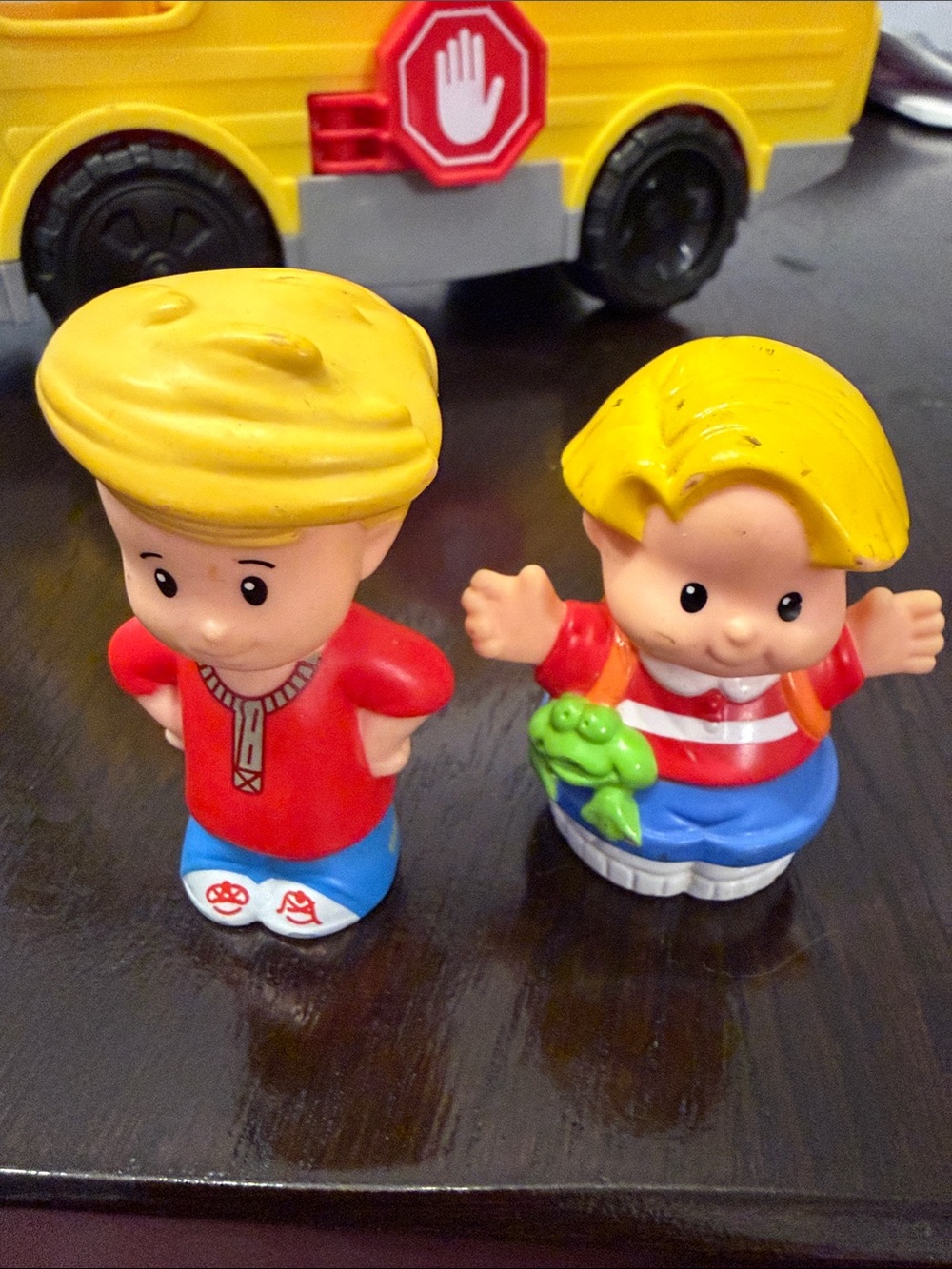 Fisher Price Yellow School Bus Playset with 2 Figurines - Kids Toy - Picture 2 of 8